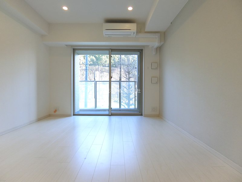 居室・リビング　ホワイトフローリングの白が基調の室内です