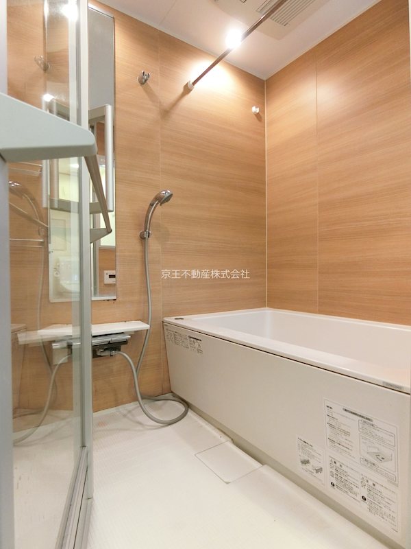 バス・シャワールーム　浴室乾燥機、追い炊き機能付きのオートバス対応です