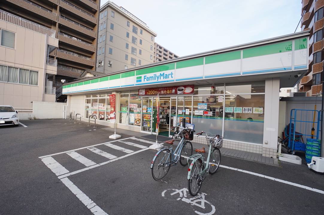 コンビニ　ファミリーマート本町三丁目店（コンビニ）まで278m