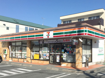 コンビニ　セブンイレブン（コンビニ）まで673m