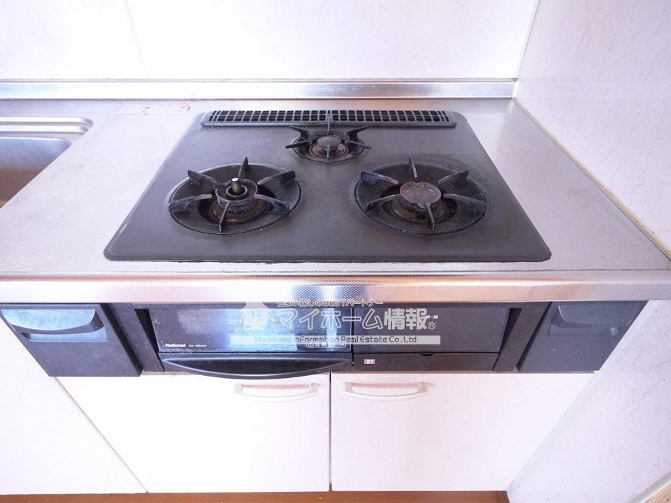 キッチン　３口コンロ付システムキッチンで料理を効率的に♪