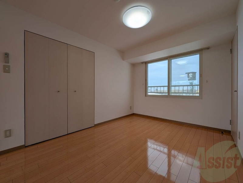 その他部屋・スペース　洋室を撮影しました。日射しがあり明るい印象。