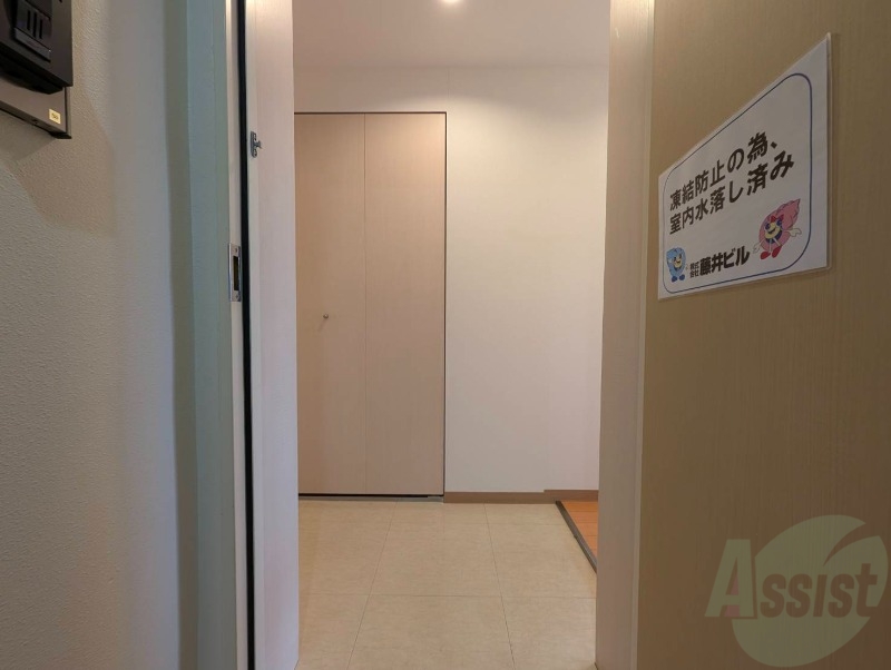 玄関　玄関の様子です。明るい印象ですね。気分もあがりそう。