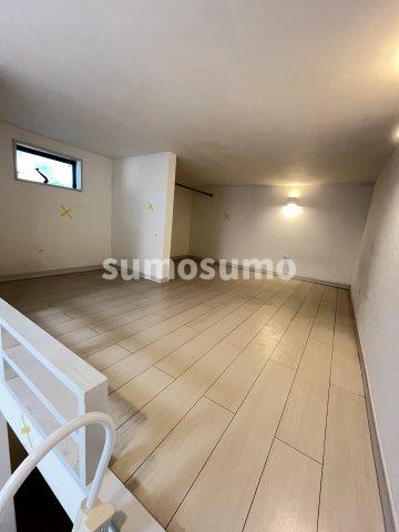 その他部屋・スペース　落ち着いた色調の寝室です