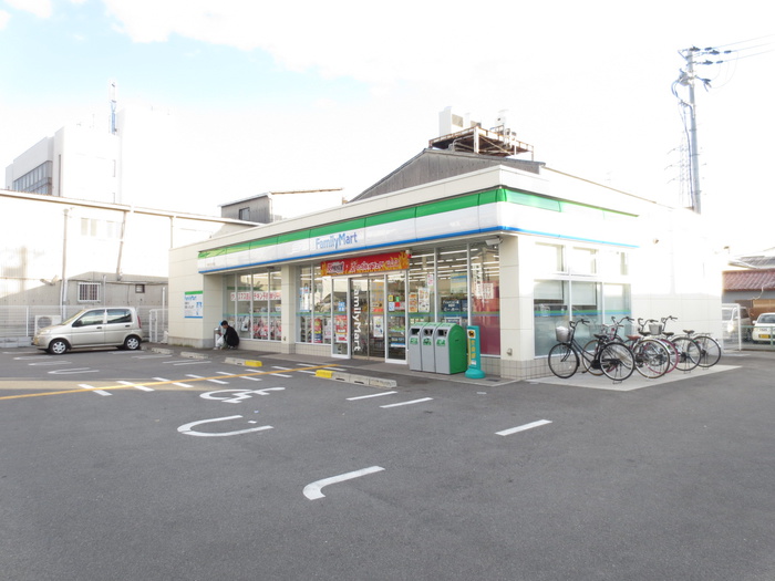 コンビニ　ファミリーマート（コンビニ）まで209m