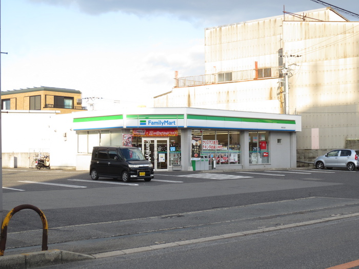 コンビニ　ファミリーマート（コンビニ）まで319m