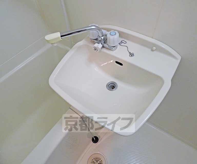 洗面設備　綺麗な洗面台です。