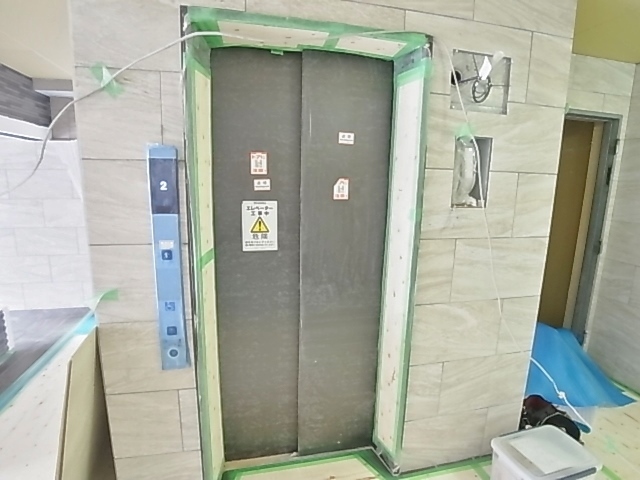 エントランス　エレベータ