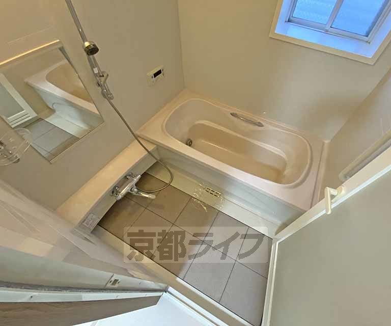 バス・シャワールーム　追い炊き機能付きでいつでも快適に入浴できます。