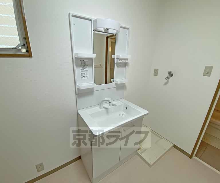 洗面設備　独立シャワー洗面台です。