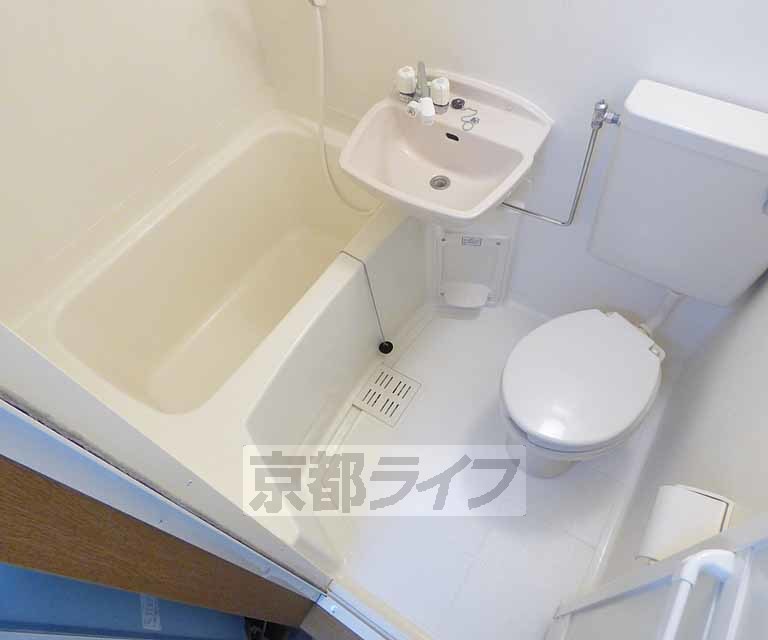 バス・シャワールーム　清潔感のあるバスルームです。