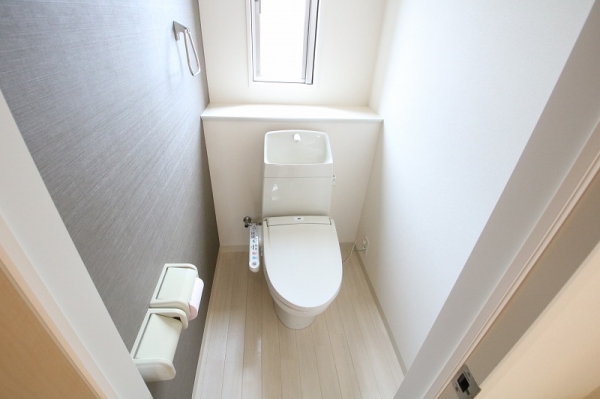 トイレ　窓もあり、清潔感があります。