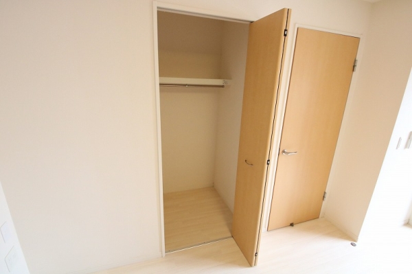 収納　パイプハンガーが設置されてます。コートやスーツ、洋服の収納◎