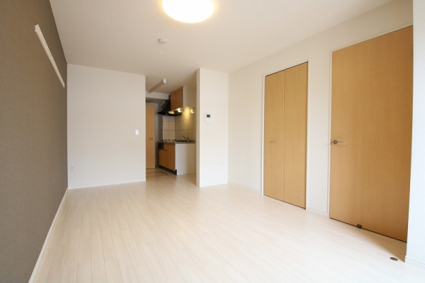 居室・リビング　白色系のリビングで清潔なイメージ。家具選びが楽しめます。