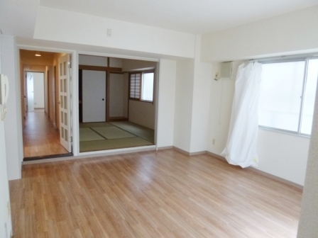 居室・リビング　床色が明るい色合いで綺麗です♪