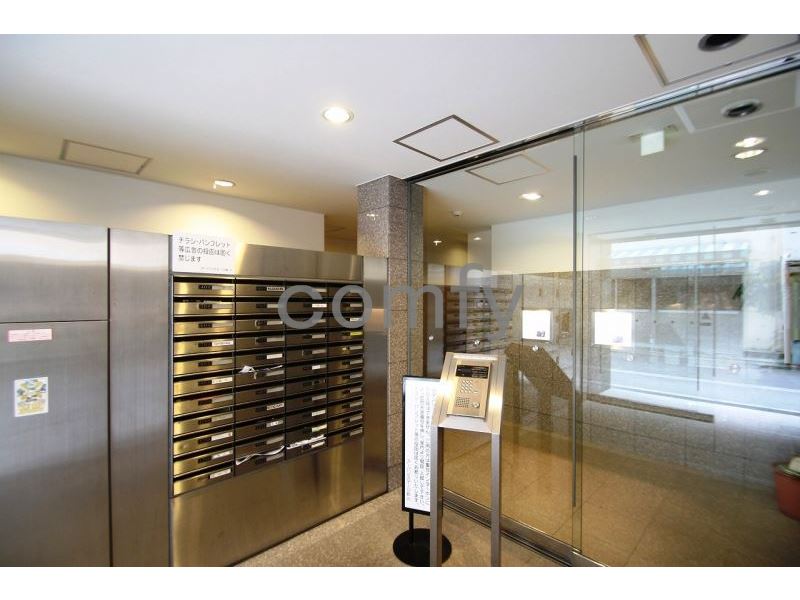 エントランス　オートロック付きエントランス