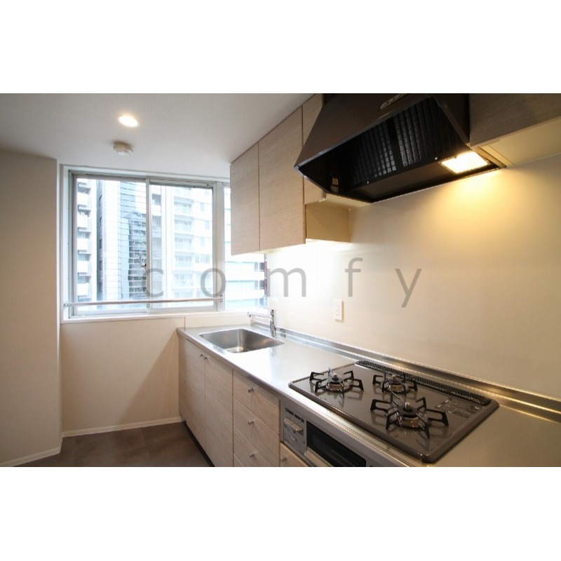 キッチン　窓のある明るいシステムキッチン