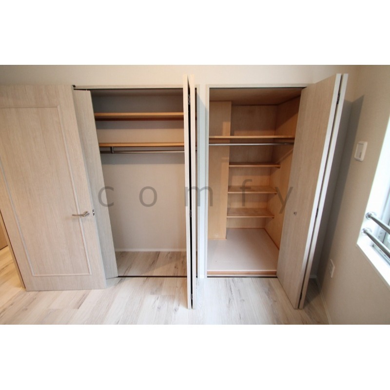 収納　２つ並ぶクローゼット