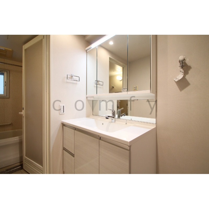 洗面設備　清潔感のあるパウダールーム