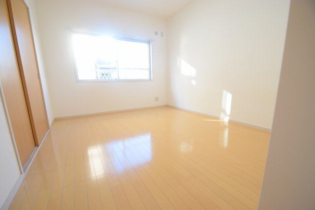 その他部屋・スペース　開放的な寝室です