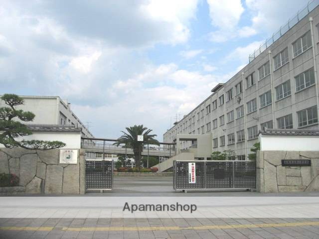 中学校　高槻市立第一中学校（中学校）まで725m