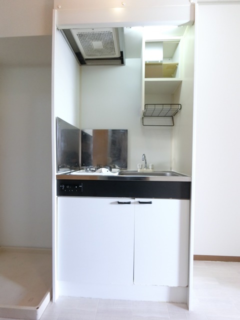 キッチン　※同タイプの室内写真。仕様・設備は現況優先です※