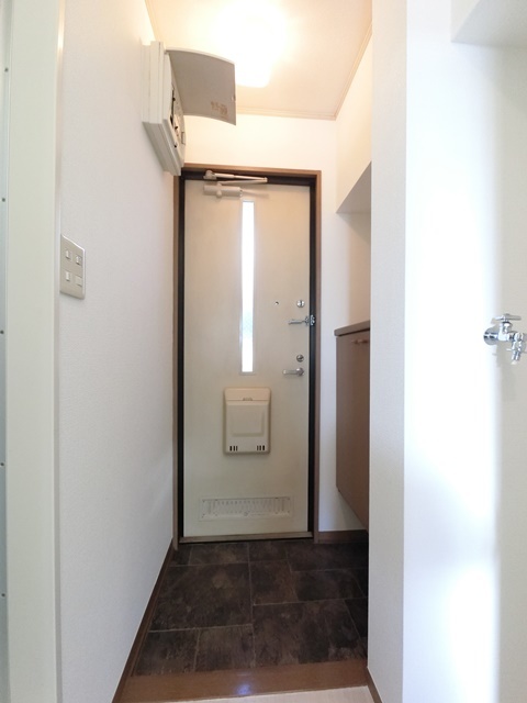 玄関　※同タイプの室内写真。仕様・設備は現況優先です※