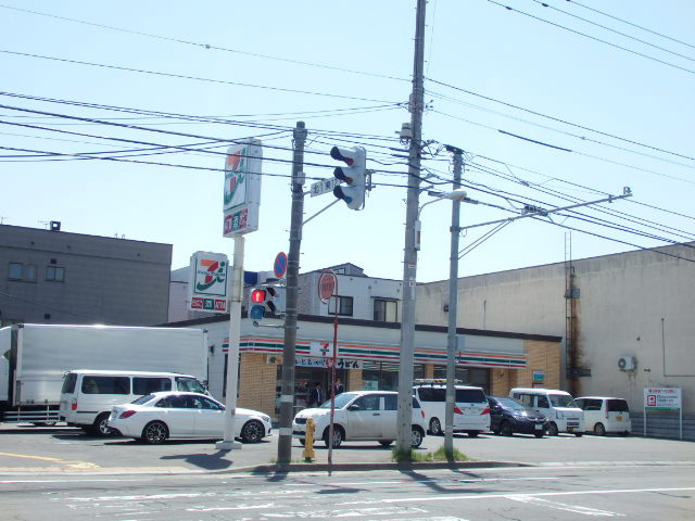 コンビニ　セブンイレブン（コンビニ）まで62m