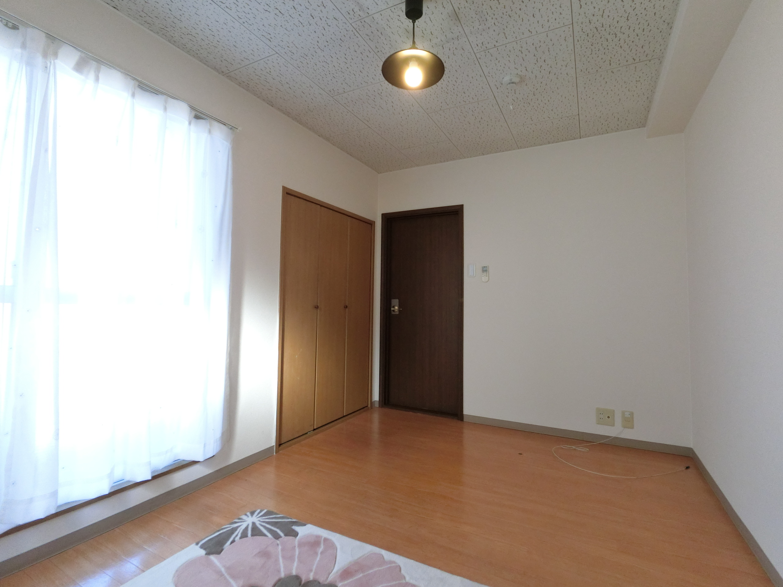 居室・リビング　室内は現況を優先します