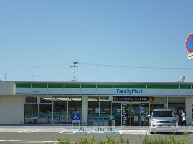 コンビニ　ファミリーマート（コンビニ）まで128m