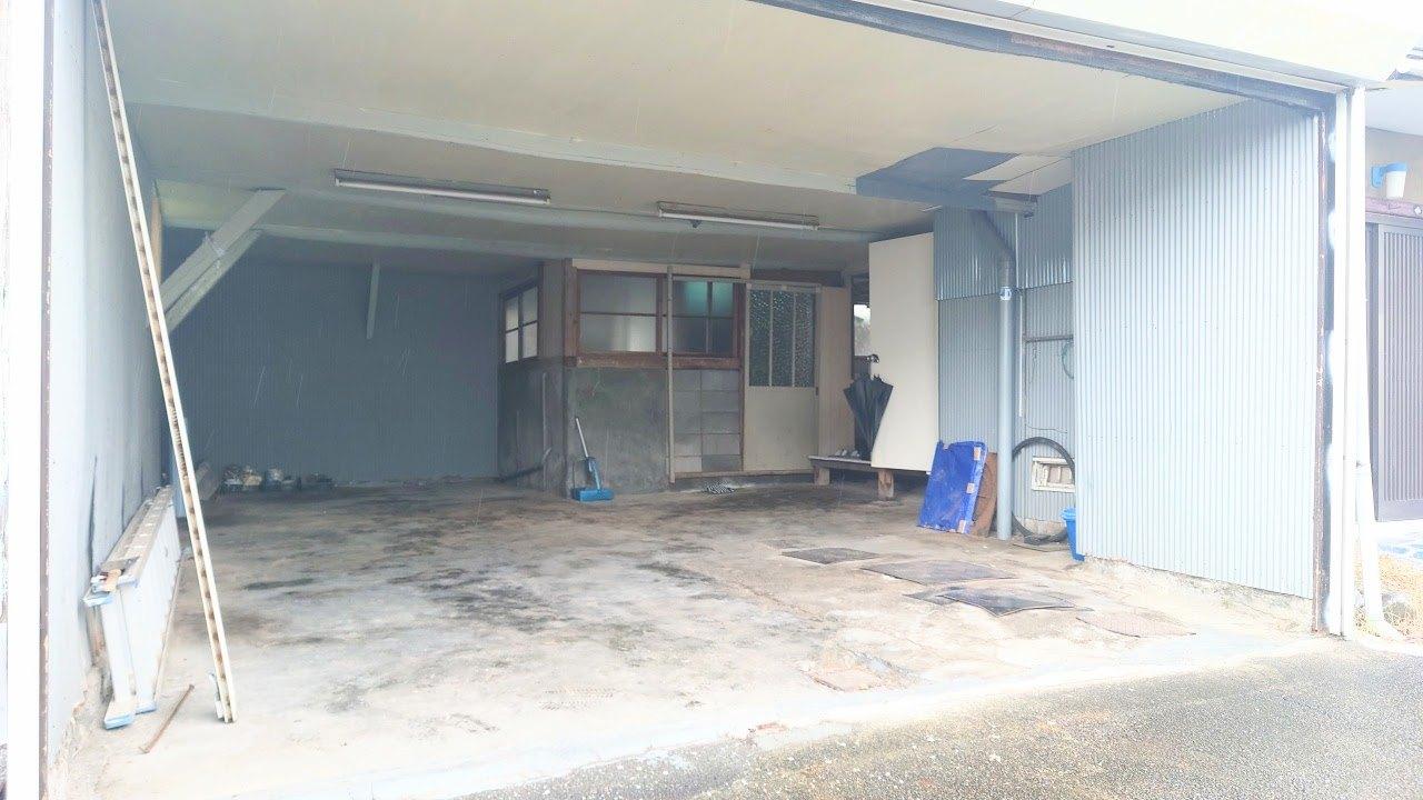 駐車場　ガレージのシャッターを2枚とも開けたところです