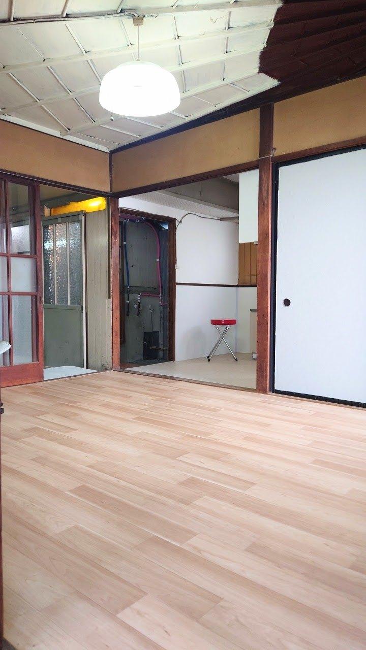 その他設備　1階リビング。奥にビルトインガレージが見えます