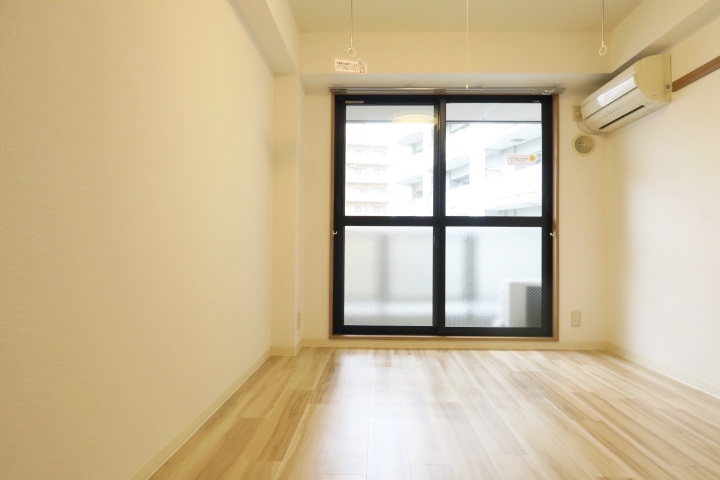 居室・リビング　★明るい日差しが入る洋室６．７帖の居室です。★