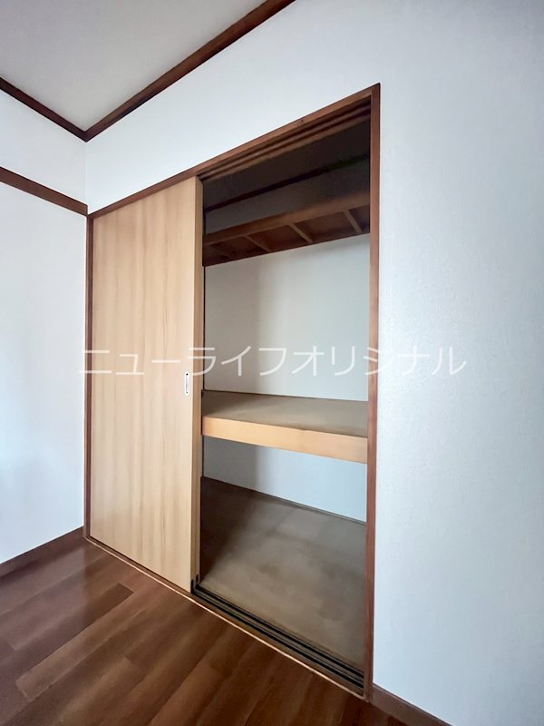 収納　押入れ付きで布団も楽に収納可能です。