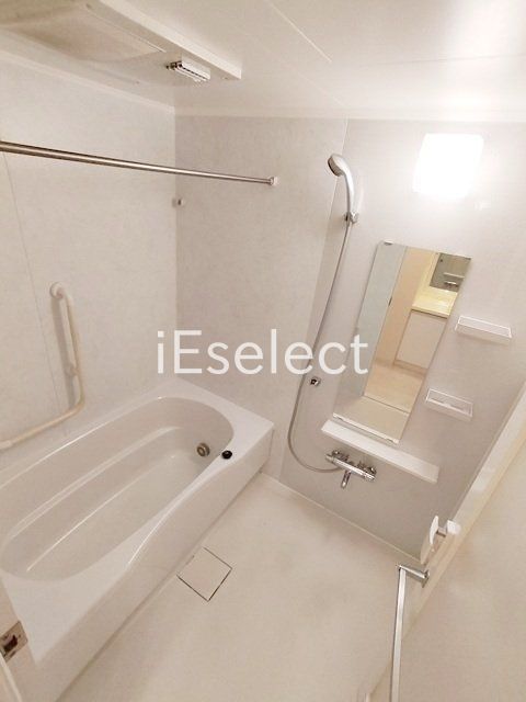 バス・シャワールーム　足が伸ばせる浴槽です。