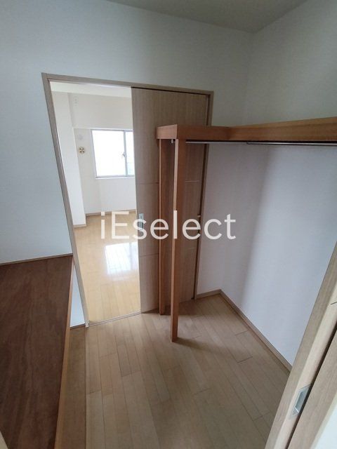 収納　ハンガーレールのあるクローゼット。