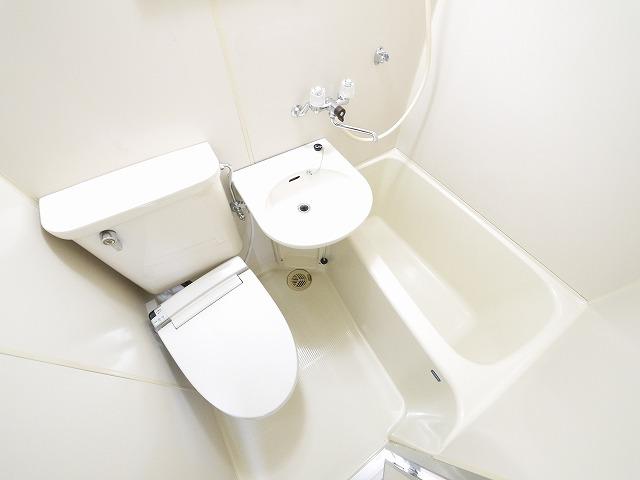 バス・シャワールーム　お掃除もし易いユニットバスタイプ。