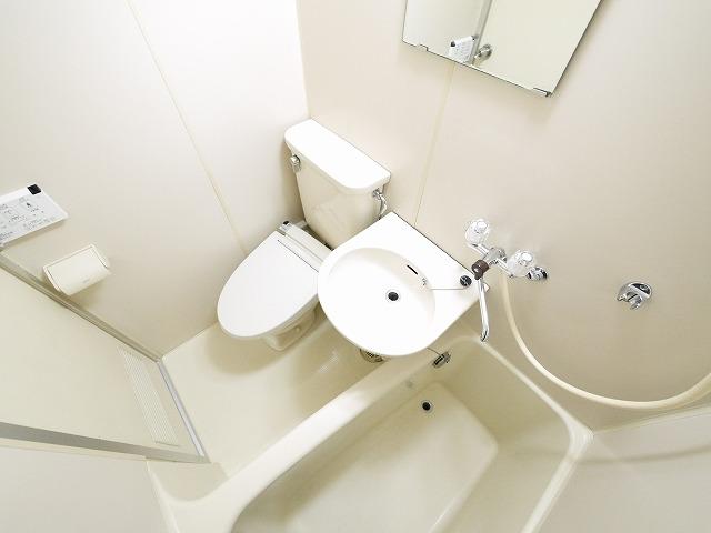 トイレ　お掃除もし易いユニットバスタイプ。