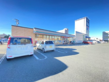 コンビニ　セブンイレブン松阪京町一区店（コンビニ）まで195m