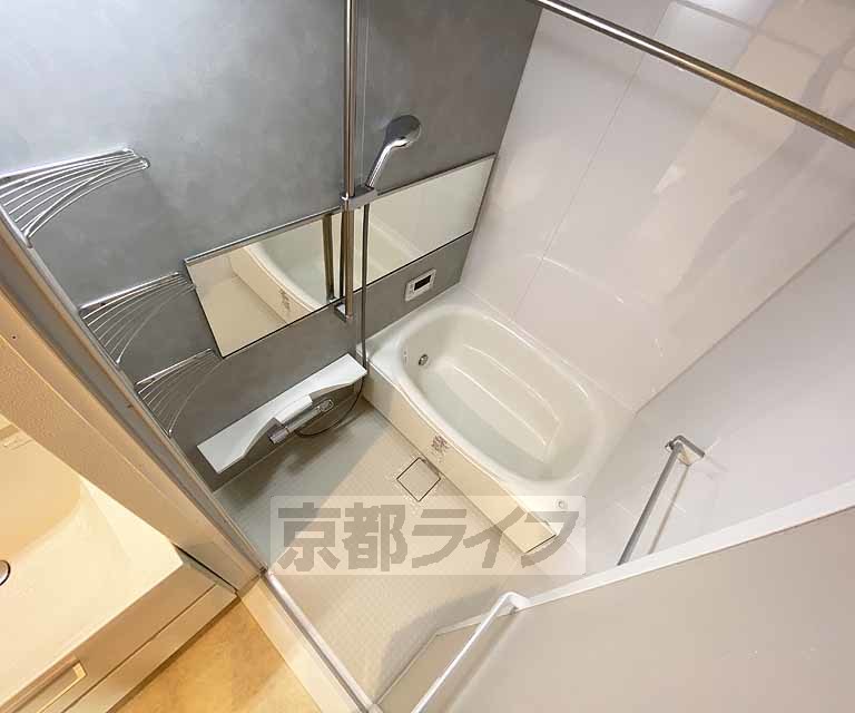 バス・シャワールーム　清潔感のあるバスルームです。