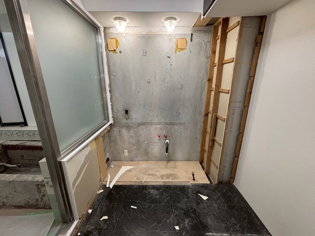 洗面設備　洗面台は三面鏡付きの新品になります！