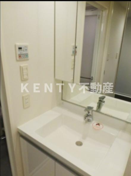 洗面設備　ゆったりとスペースのある洗面所