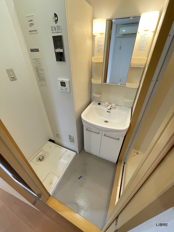 洗面設備　小物も置ける独立洗面台！