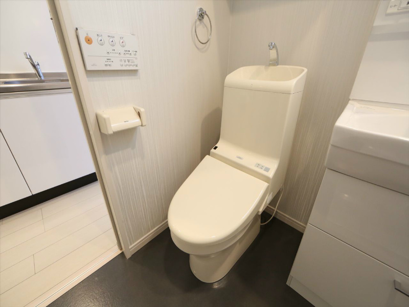 トイレ　温水洗浄暖房便座付トイレ