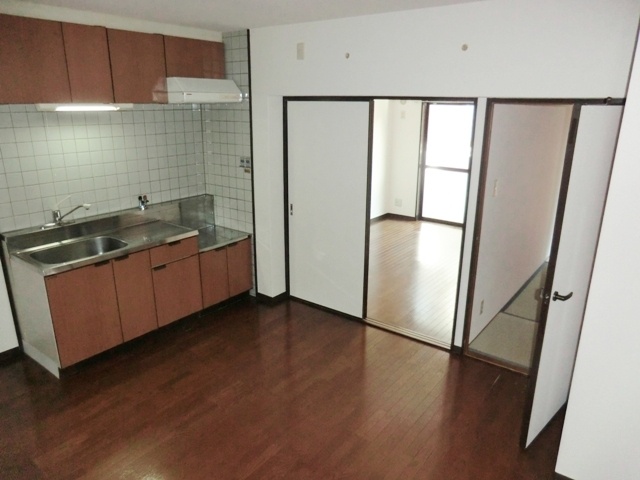 居室・リビング　床色が落ち着いた色合いで綺麗です♪