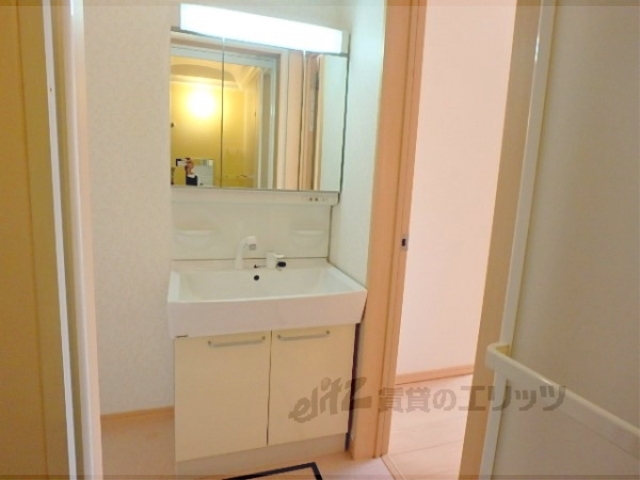 洗面設備　綺麗な洗面台です。