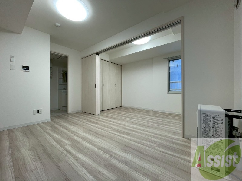 居室・リビング　木目のフローリングは落ち着きのある印象のお部屋になりますね。