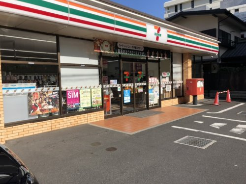 コンビニ　セブンイレブン 東京医科大前店（コンビニ）まで82m