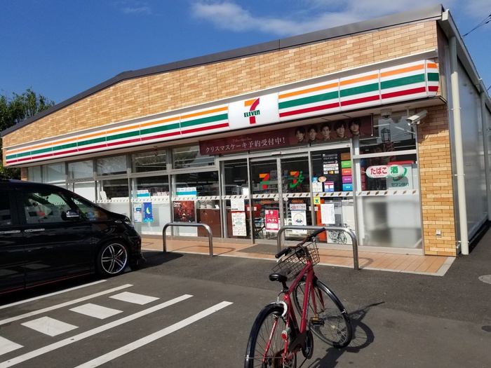 コンビニ　セブンイレブン（コンビニ）まで700m