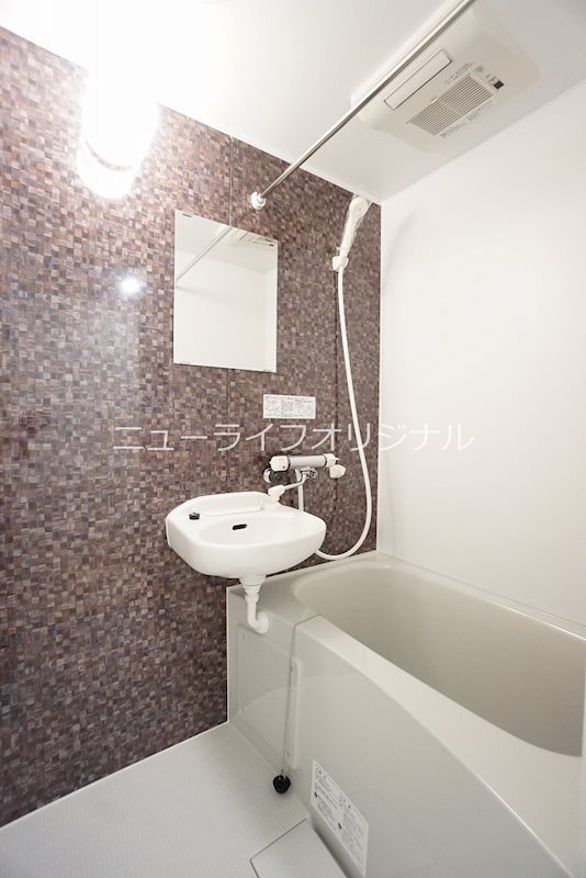 バス・シャワールーム　浴室暖房乾燥機付きです